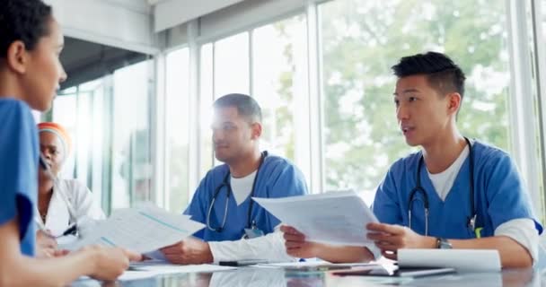 Médicos Enfermeiros Reunião Com Documentos Hospital Discutindo Registros Médicos Trabalho — Vídeo de Stock