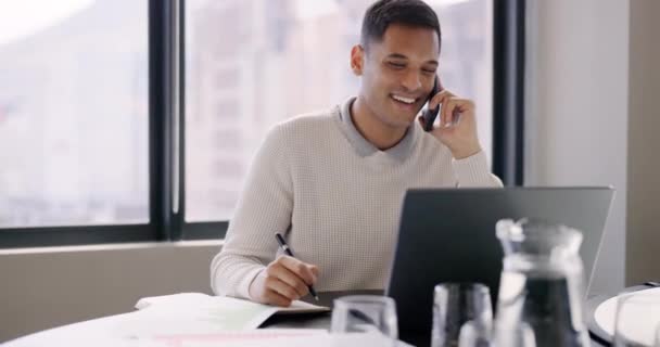 Hombre Negocios Llamada Telefónica Hablar Oficina Hablar Charlar Mientras Trabaja — Vídeos de Stock