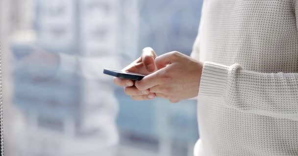 Manos Teléfono Mensajes Texto Por Ventana Para Las Redes Sociales — Vídeos de Stock