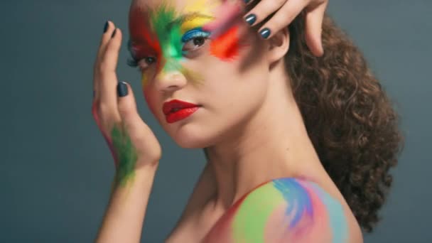 Moda Makijaż Kolor Kobietą Sztuki Twarzy Kolorowe Estetyczne Kosmetyki Portret — Wideo stockowe