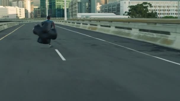 Homem Negro Paraquedas Correndo Treino Treinamento Exercício Estrada Cidade Velocidade — Vídeo de Stock