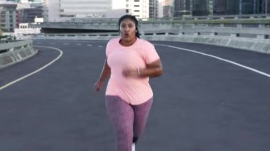 Kilo kaybı, vücut sağlığı ve sağlıklı yaşam için koşan spor, şehir ve siyahi kadınlar. Spor, dayanıklılık ve beden ölçüsünde kadın idman, maraton antrenmanı ve şehir merkezinde egzersiz.
