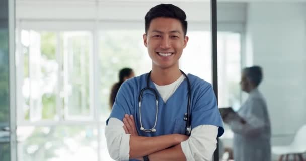 간호사는 서비스 성공에 비전으로 행복해 초상화 아시아 의사들은 스럽게 미소짓습니다 — 비디오