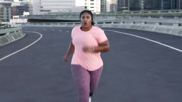 城市和黑人妇女为了减肥 身体降和健康的生活方式在路上奔跑 城镇中的运动 耐力和额外规模的女性做运动 马拉松训练和锻炼 — 图库视频影像