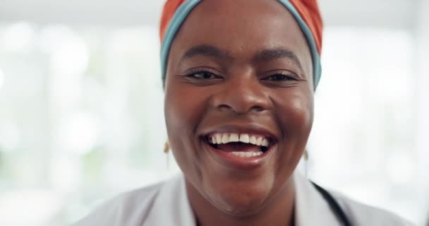 Щаслива Посмішка Обличчя Лікаря Лікарняному Вестибюлі Після Медичної Допомоги Або — стокове відео