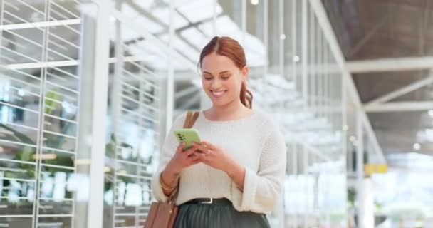 电话和上网散步 以便在下班后在购物中心进行交流 聊天或通知 同时使用移动应用程序进行银行业务 智能手机上的女性与用于社交网络的无线网络 — 图库视频影像