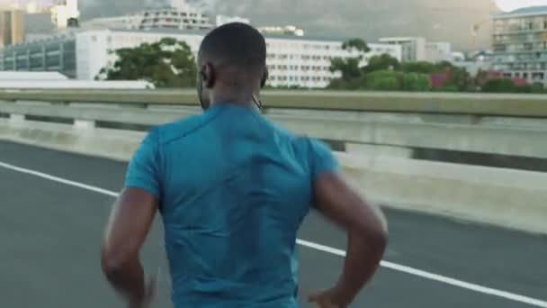 Şehir Fitness Siyahi Bir Adam Hızlı Bir Koşu Yarışına Hazırlanmak — Stok video