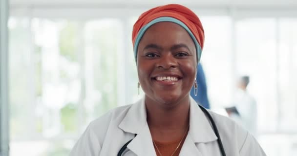 Twarz Lekarz Czarna Kobieta Wizją Szpitalu Dla Innowacji Medycznych Zdrowia — Wideo stockowe