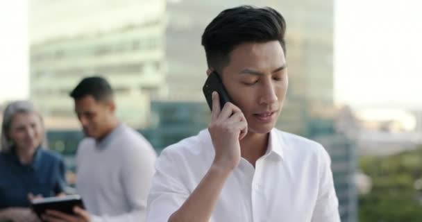 Adamı Telefon Görüşmesi Şehirde Konuşma Sohbet Iletişim Teknisyen Cep Telefonu — Stok video