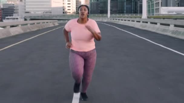 Fitness Música Mulher Size Correndo Estrada Para Bem Estar Saúde — Vídeo de Stock