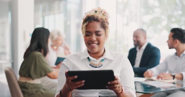 Negócios Mulheres Leitura Tablet Para Comunicação Reuniões Negócios Colaboração Equipe — Vídeo de Stock