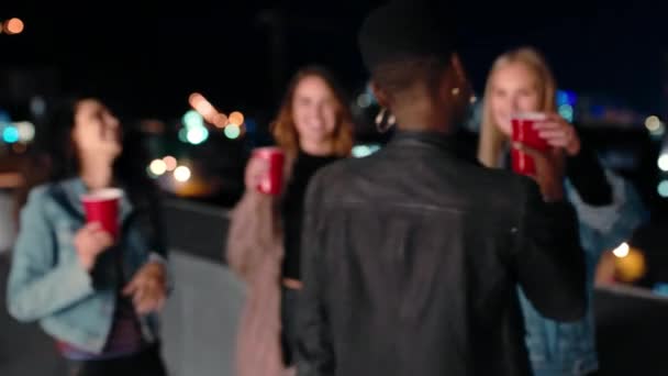 Друзі Веселі Вечірки Вночі Місті Святкування Нового Року Або Соціальної — стокове відео