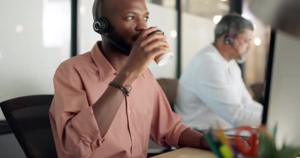 Человек Пить Кофе Компьютер Колл Центре Телемаркетинг Коворкинг Офис Связаться — стоковое видео