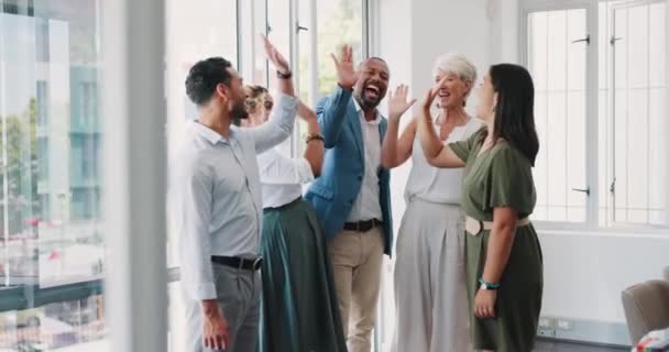 Höga Fem Applåder Och Lagarbete Affärsmän Kontoret För Teambuilding Firande — Stockvideo