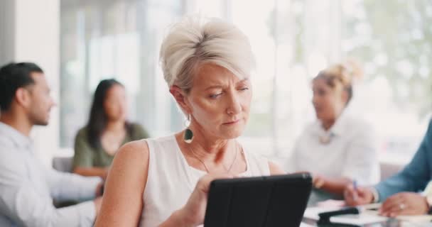 Senior Mujer Negocios Tableta Oficina Ocupada Para Lectura Investigación Internet — Vídeo de stock