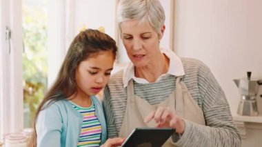 Tablet öğrenme, çevrimiçi ve iletişim, sosyal medya ve oyun için bir mobil uygulama ile büyükanne ile kız. Bağlantı, internet daktilo ve kablosuz internetteki bir çocuk ve üst düzey bir kadın..
