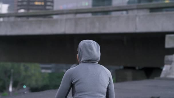 Fitness Žena Zastavit Relaxovat Městě Cvičení Běh Cvičení Pro Zmírnění — Stock video