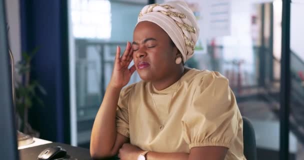 頭の痛み 過労とプロジェクトに不満を持つオフィスのデスクでストレス 黒人女性 疲れと疲労が夜に働く女性労働者を強調し 精神衛生 バーンアウト — ストック動画