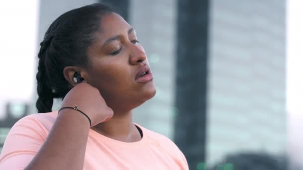 Music Breathing Tired Sports Black Woman Runner City Fitness Exercise — Stock Video