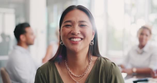 Asyalı Adamı Liderlikteki Kadının Yüzü Şirket Vizyonu Başarı Gülümsemesi Ofis — Stok video