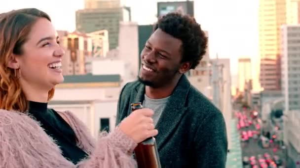 在美国纽约市 快乐的情侣和日落在屋顶上 啤酒和快乐的微笑约会 通过喝酒 欢笑和调情 让人们在交谈中保持种族间的和谐 放松和快乐 — 图库视频影像
