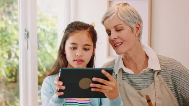 Videollamada Abuela Chica Con Tablet Conexión Comunicación Dispositivo Digital Abuela — Vídeos de Stock