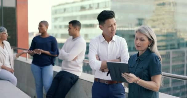 Adamları Dijital Tablet Balkonda Yaratıcı Düşünceli Planlı Kişiler Toplantısı Işçi — Stok video