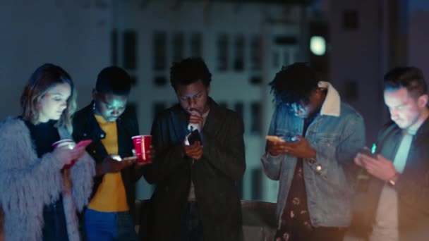 Yeni Yılda Sosyal Arkadaşlarla Parti Içki Telefon Şehirdeki Bir Çatıda — Stok video