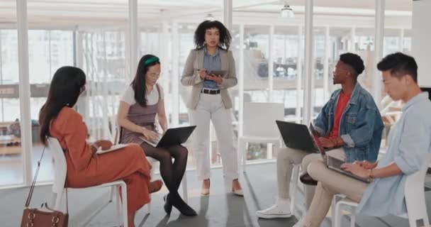 Podnikatelé Setkání Kreativní Kancelář Manažerem Nebo Lídrem Držícím Tablet Pro — Stock video