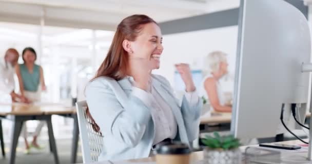 在数字营销交易 广告品牌成长或B2B合作协议中 女商人 电脑或成功的第一人 快乐的微笑 庆祝的手势或科技创意设计师 — 图库视频影像