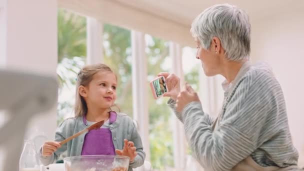 Bakken Meisje Grootmoeder Met Smartphone Voor Social Media Hechting Kwaliteitstijd — Stockvideo