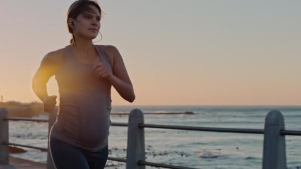 Mujer Embarazada Playa Puesta Sol Corriendo Para Hacer Ejercicio Entrenamiento — Vídeo de stock