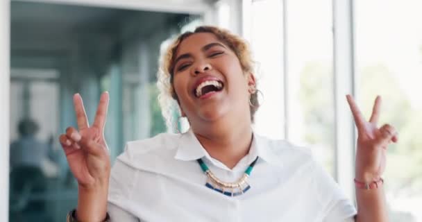 Mujer Negra Divertida Manos Paz Oficina Con Sonrisa Cara Riéndose — Vídeos de Stock