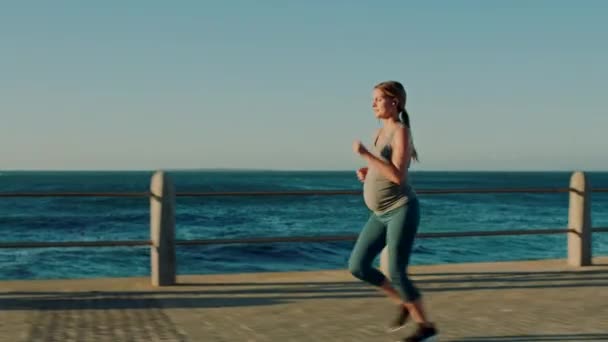 Correr Música Fitness Com Mulher Grávida Treinamento Praia Para Saúde — Vídeo de Stock