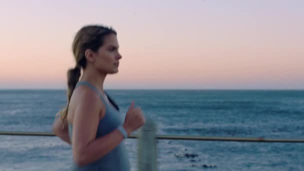 Těhotná Běh Žena Fitness Pláži Cvičení Prenatální Zdravotní Péče Oceánu — Stock video