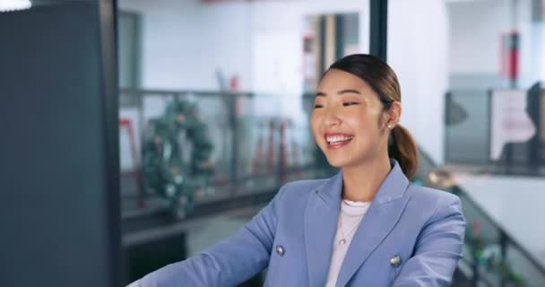 商业女性 微笑与成功 目标达成和工作满意度 专业和奖金在首尔办事处 亚洲工人 快乐而兴奋 对工作和职业感到满足和自豪 — 图库视频影像