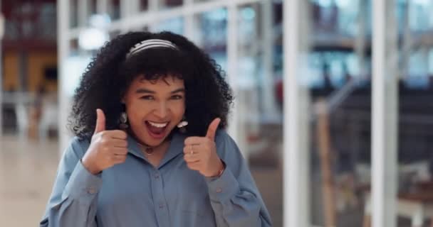 Zwarte Vrouw Gezicht Glimlach Met Duimen Omhoog Voor Goed Werk — Stockvideo
