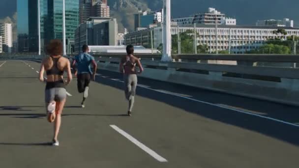 フィットネス 健康のための心臓トレーニングのための都市の橋の上の人々とランニング 街の通りや屋外ワークアウト マラソンや競争のためのスピードレースで女性と高速黒人男性 — ストック動画