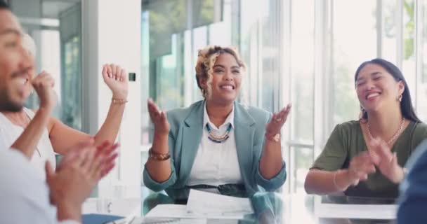 Çırpma Kutlama Adamları Toplantı Odasında Başarı Için Mutlu Gururlu Profesyonel — Stok video