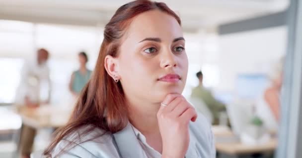 Geschäftsfrau Büro Denkt Und Plant Werbekampagnen Mit Weitblick Weiblich Employee — Stockvideo