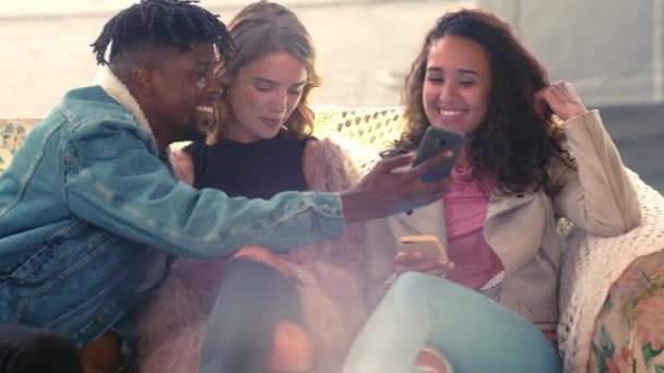 Groupe Amis Fête Smartphone Pour Les Médias Sociaux Connectivité Communication — Video