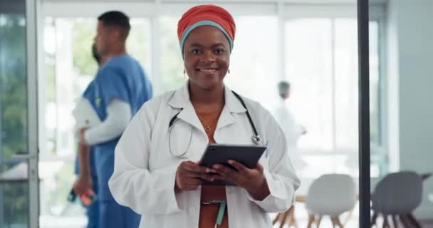 Visage Tablette Numérique Médecin Hôpital Occupé Pour Planification Calendrier Innovation — Video