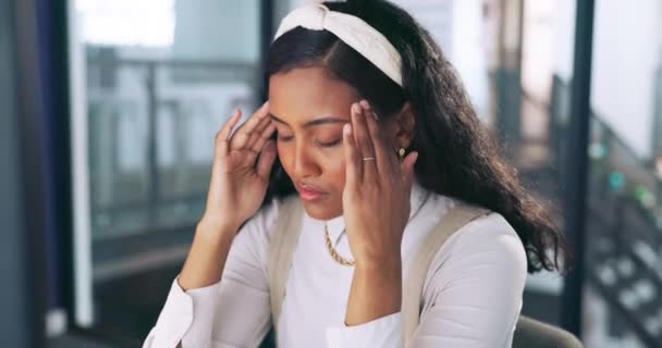 Kopfschmerzen Stress Und Geschäftsfrau Mit Burnout Angstzuständen Und Fehlern Computer — Stockvideo