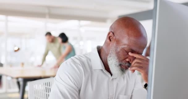 Ofisteki Siyahi Adamın Baş Ağrısı Anksiyetesi Stresi Kurumsal Ikilemi Yüzünden — Stok video
