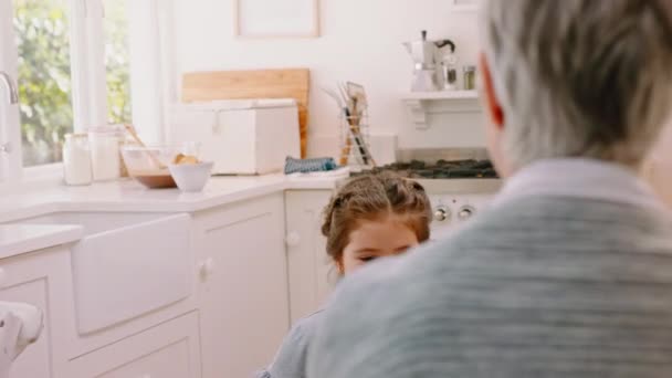 Liebe Umarmung Und Großmutter Mit Mädchen Der Küche Spaß Haben — Stockvideo