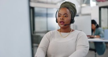 Çağrı merkezi, müşteri hizmetleri ve satış ofisinde kulaklıkla konuşan siyahi bir kadına danışmanlık. Bilgisayar, perakende pazarlama işinde çalışan bayan bir çalışanla bağlantı kur..