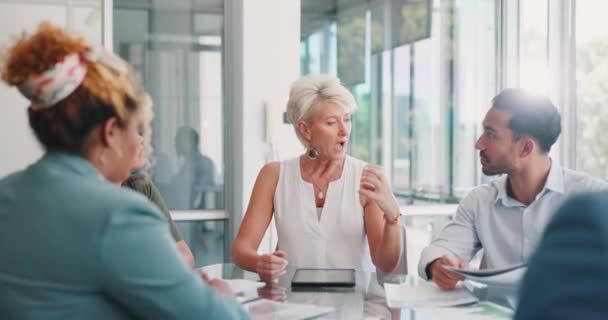 Reunión Negocios Personas Gerente Con Dolor Cabeza Burnout Problema Pensamiento — Vídeos de Stock