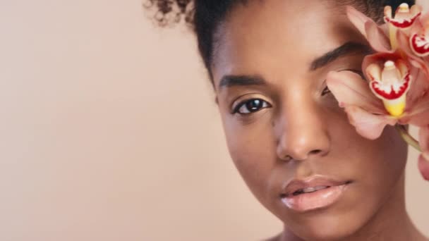 Обличчя Квіти Краса Догляду Чорною Жінкою Студії Ізольовані Коричневому Тлі — стокове відео