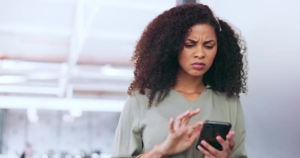 Τηλέφωνο Μαύρη Γυναίκα Και Απογοητευμένη Έκφραση Ενός Ατόμου Στην Ψηφιακή — Αρχείο Βίντεο