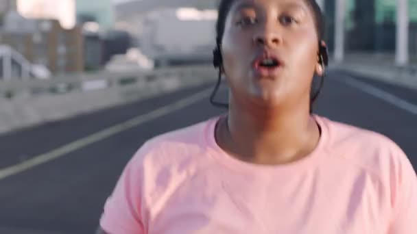 Correr Mujer Cansada Tamaño Grande Carretera Ciudad Mientras Escucha Música — Vídeo de stock
